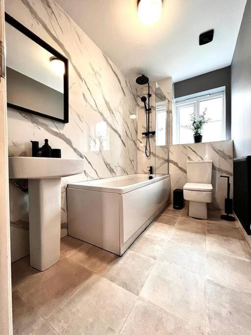 Damson Drive- Boutique * Oldbury (West Midlands)